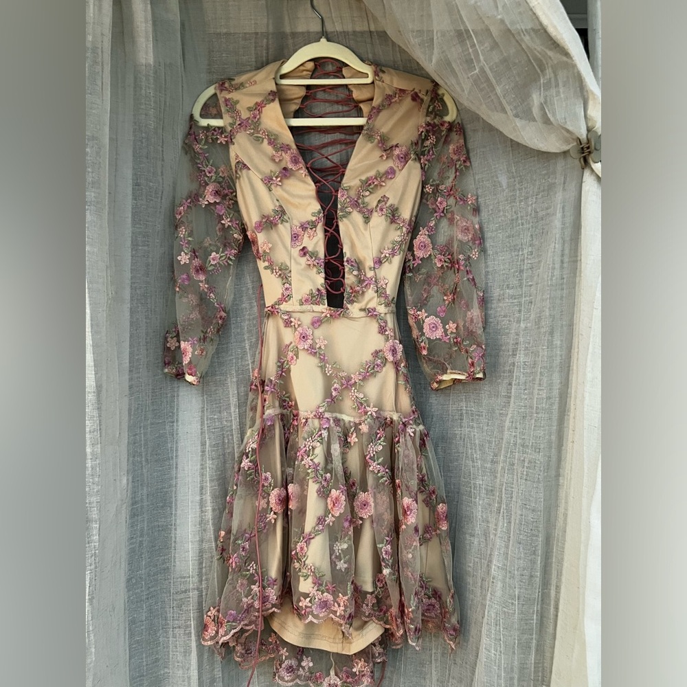 L’ATISTE BY AMY SHIRT STRAPPY MID ARM LENGTH FLORAL APPLIQUÉ DRESS - size S